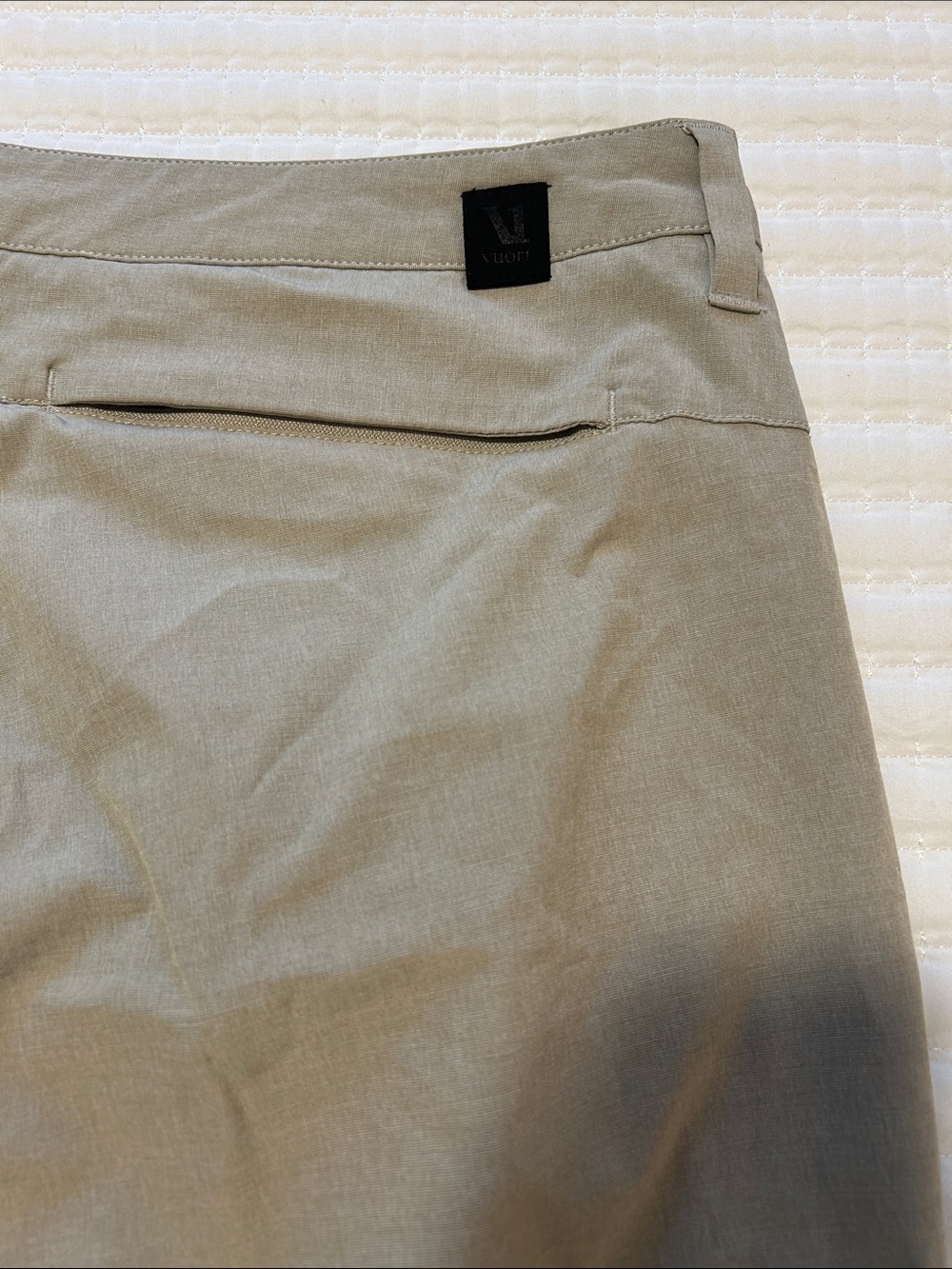 Vuori Lightweight Flat-Front Khaki Shorts Mens 36” waist - Picture 2 of 11